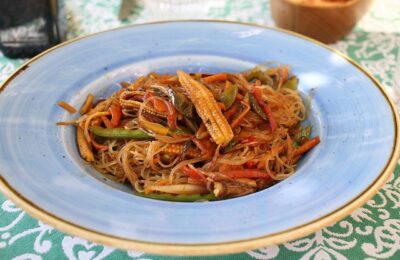 Rice Noodles With Chicken and Vegetables